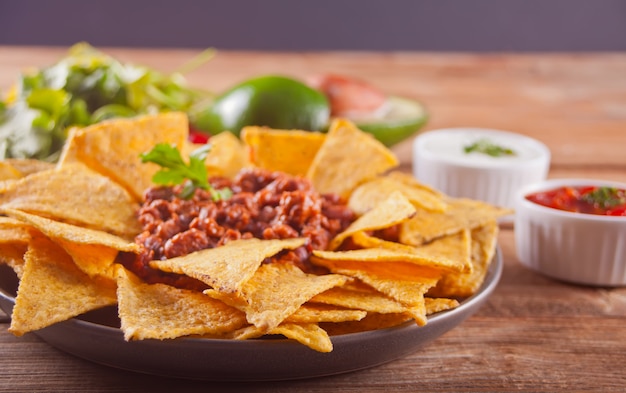 Nachos de chips de maíz mexicano con salsa salsa