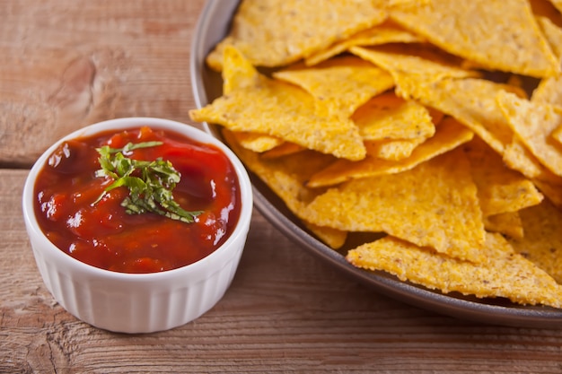 Foto nachos de chips de maíz mexicano con salsa salsa