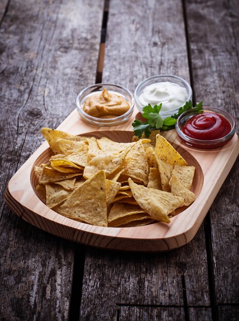 Nachos de chips de maíz con salsa