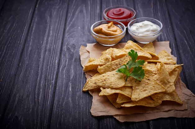 Nachos de chips de maíz con salsa