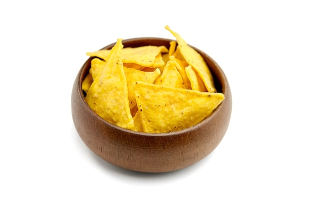 Nachos, chips de maíz en un tazón de madera, snack aislado sobre fondo blanco. Comida rápida, apta para vegetarianos. Comida tradicional mexicana. Enfoque selectivo