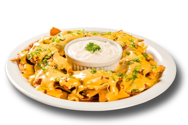 Nachos-Chips mit Cheddar-Käse und Dips auf dem Teller.