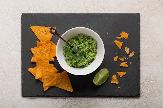 Nachos-Chips mit Guacamole und dunklem Tequila oder Whisky-Shots