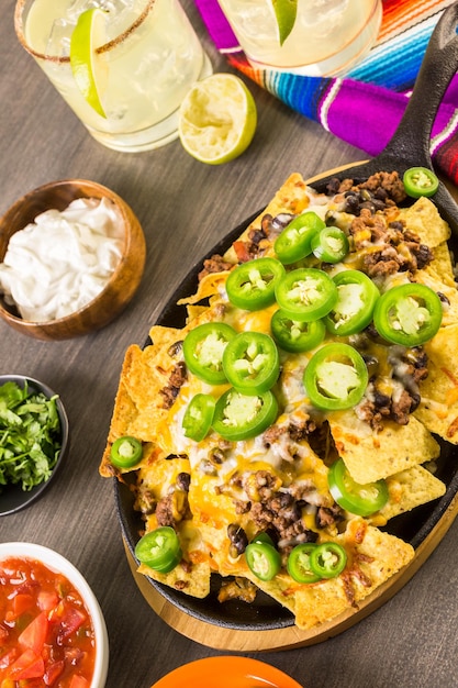 Nachos clássicos com carne moída e pimenta jalapeño fresca.