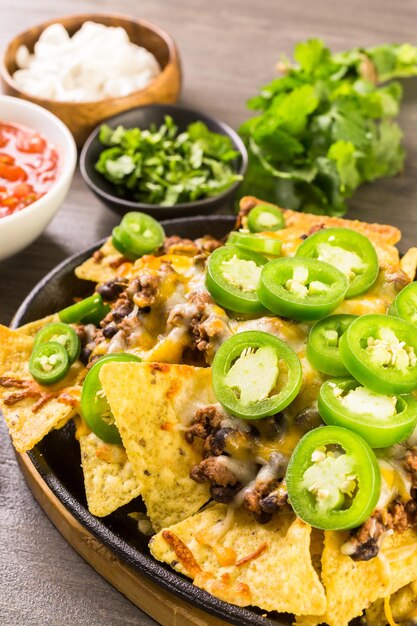 Nachos clássicos com carne moída e pimenta jalapeño fresca.