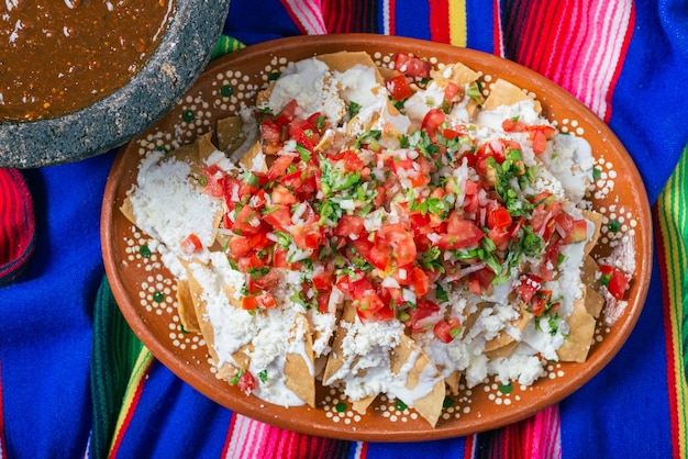 Nachos com cream cheese e pico de gallo em um poncho colorido