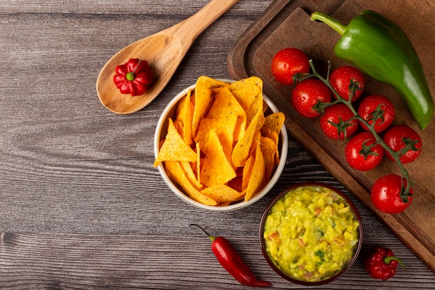 Foto nachos com guacamole na mesa