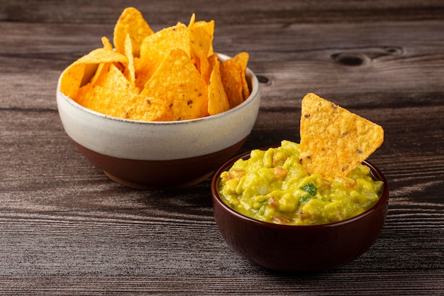 Foto nachos com guacamole na mesa