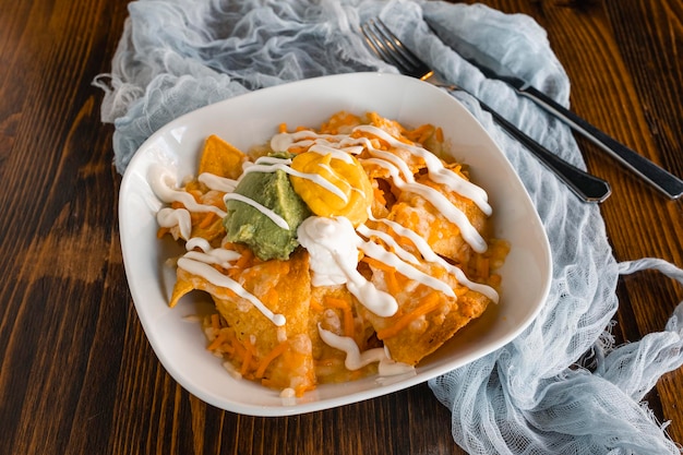 Nachos com molho cheddar e guacamole