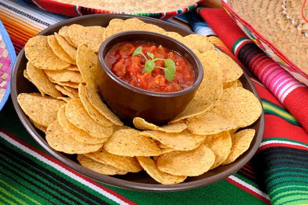 Nachos com molho de salsa