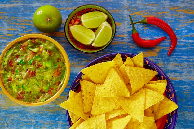 Nachos de comida mexicana con chile guacamole.