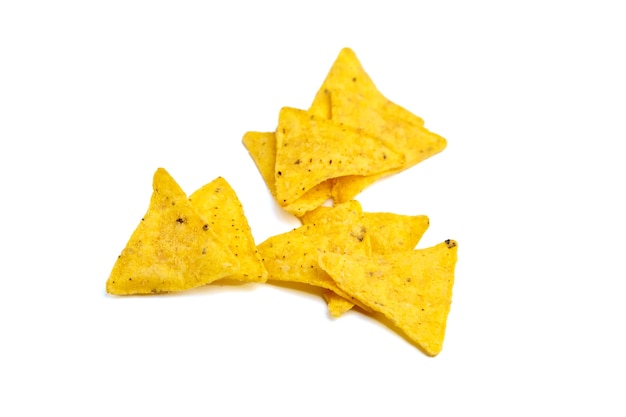 Foto nachos, corn chips, snack lokalisiert auf weißem hintergrund. verstreutes fast food, geeignet für vegetarier. traditionelles mexikanisches essen. selektiver fokus