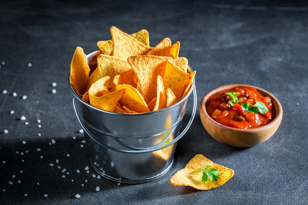 Nachos crocantes como lanche para uma festa