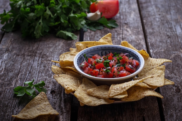 Nachos de chips de milho mexicano com molho de salsa