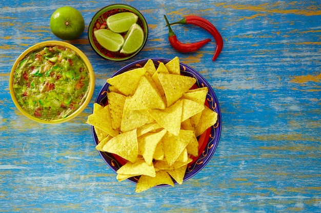 Nachos de comida mexicana com pimenta chili guacamole