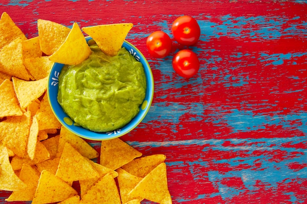 Nachos de comida mexicana e guacamole