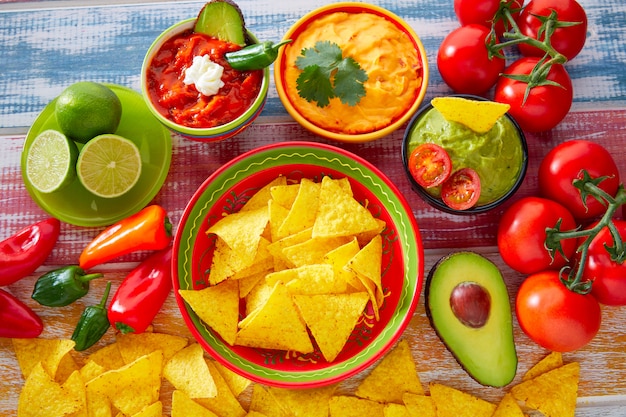 Nachos de comida mexicana e molho de pimenta guacamole