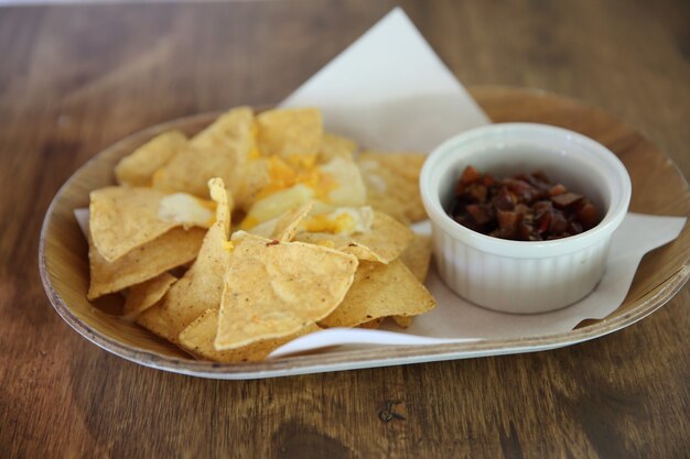 Nachos de queijo com molho de tomate