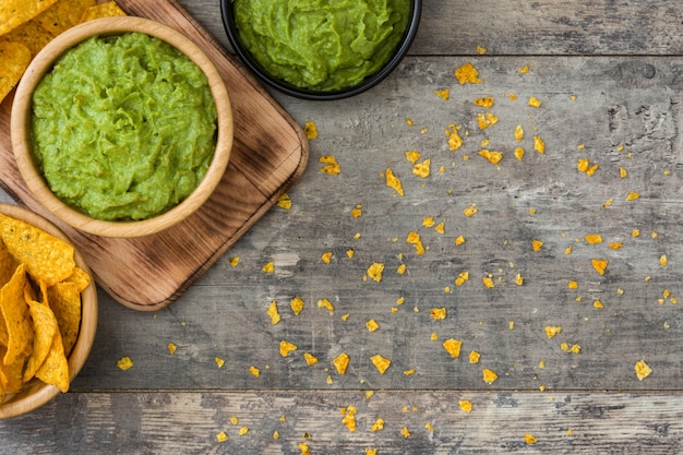 Nachos e guacamole na mesa de madeira