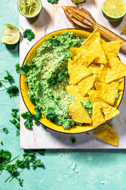 Nachos con guacamole de guisantes verdes Comida alternativa vegetariana saludable al aguacate