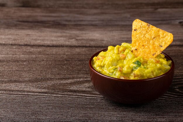 Nachos con guacamole en la mesa