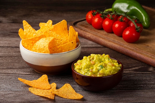 Nachos con guacamole en la mesa