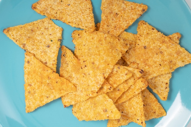 Nachos Maischips auf blauem Teller