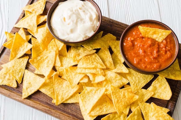 Nachos-Maischips mit würzigen Tomaten-Käse-Saucen.