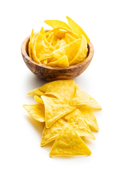 Nachos de maíz chips de tortilla amarilla en un recipiente aislado sobre fondo blanco