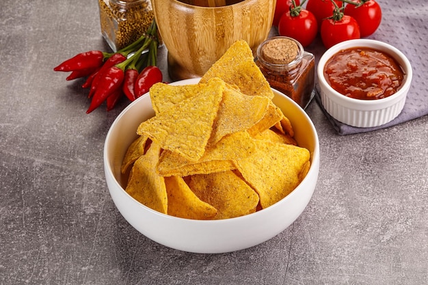 Nachos de maíz mexicanos con salsa dip