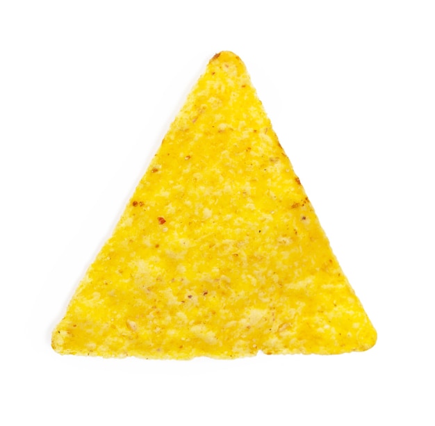 Nachos de maíz sobre fondo blanco.