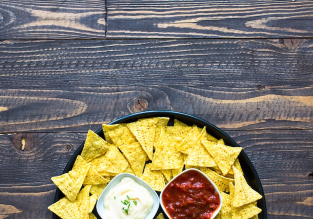 Nachos mexicanos chips sobre superficie de madera