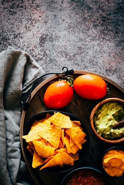 Nachos mexicanos com guacamole, queijo cheddar e chili. Prato típico mexicano