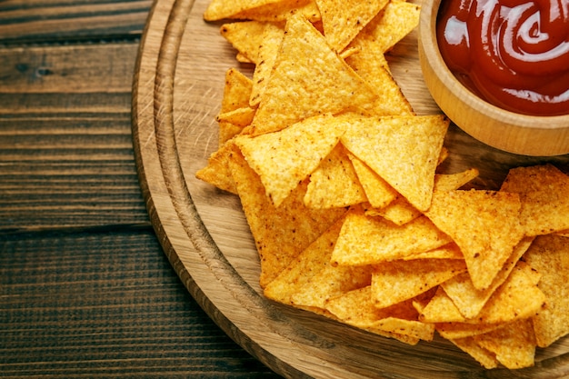 Nachos mexicanos com molho de churrasco.