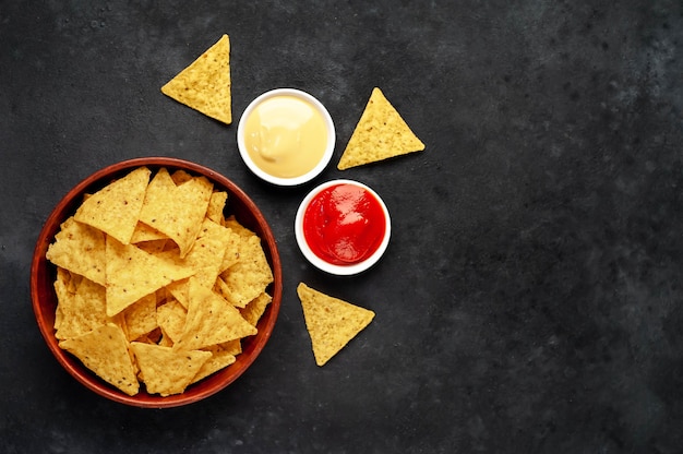 Nachos mexicanos em uma mesa de pedra