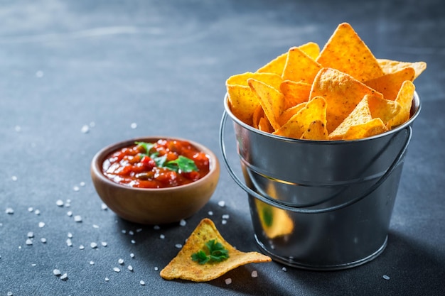 Nachos mexicanos con sal y salsa roja picante