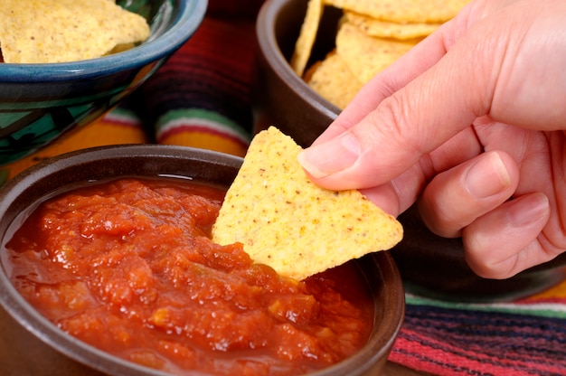 Foto nachos mexicanos con salsa