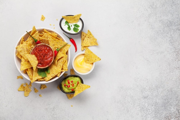 Nachos mexicanos y salsas