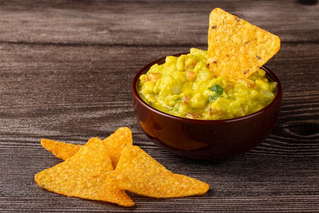 Nachos mit Guacamole auf dem Tisch