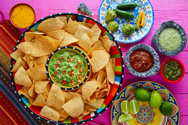 Nachos mit Guacamole-Tortilla-Chips Sombrero