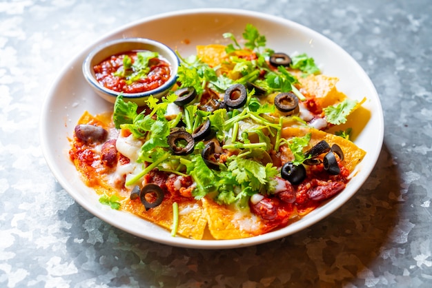 nachos de pollo en un plato. Estilo de comida mexicana