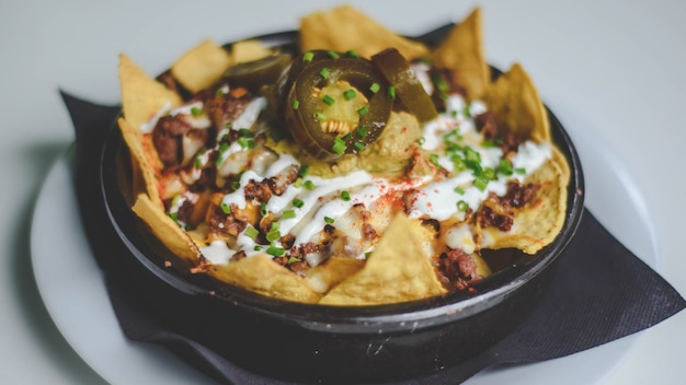 Nachos con queso carne guacamole y tomate