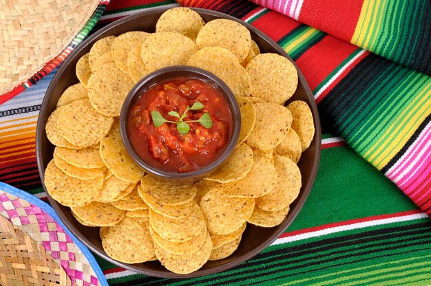 Nachos con salsa caliente