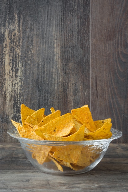 Nachos típicos mexicanos en mesa de madera