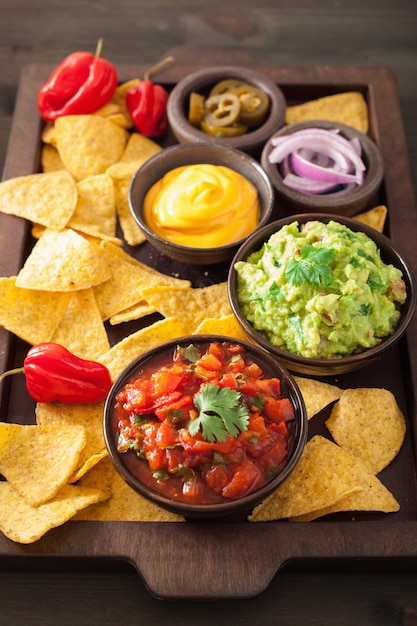 Nachos de tortilla mexicana con guacamole, salsa y salsa de queso