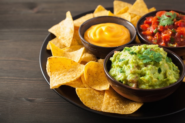 Nachos de tortilla mexicana con guacamole, salsa y salsa de queso