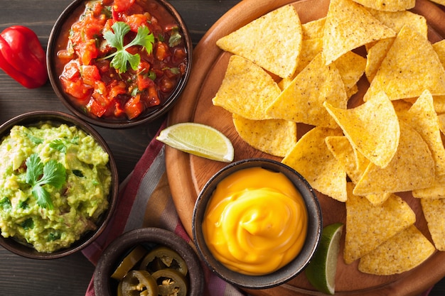 Nachos de tortilla mexicana con guacamole, salsa y salsa de queso