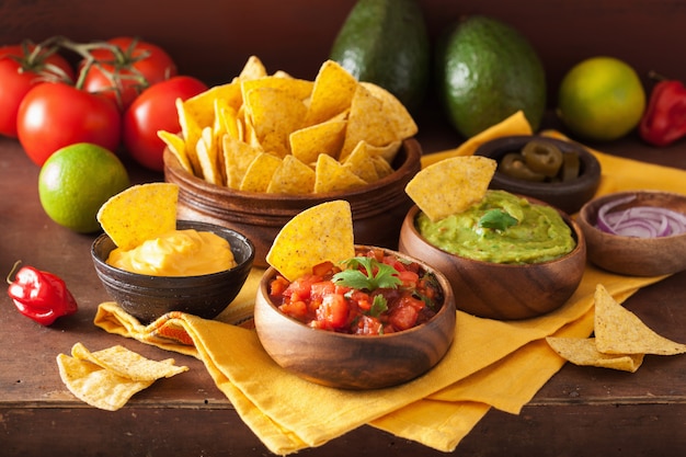 Nachos de tortilla mexicana con guacamole, salsa y salsa de queso