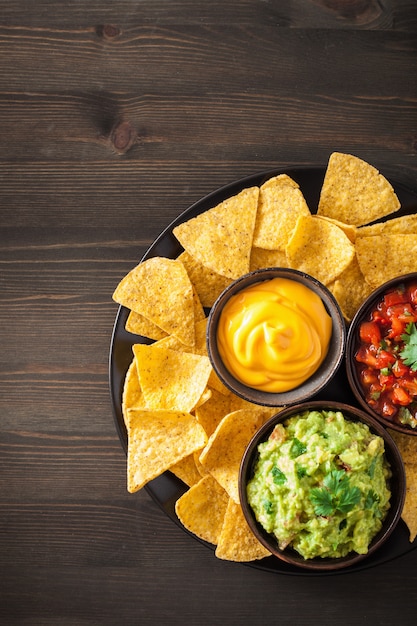 Nachos de tortilla mexicana con guacamole, salsa y salsa de queso