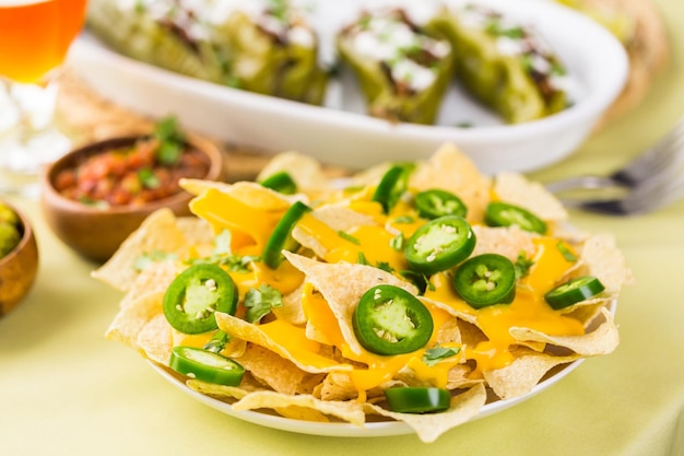 Foto nachos vegetarianos con totopos y chiles jalapeños frescos.